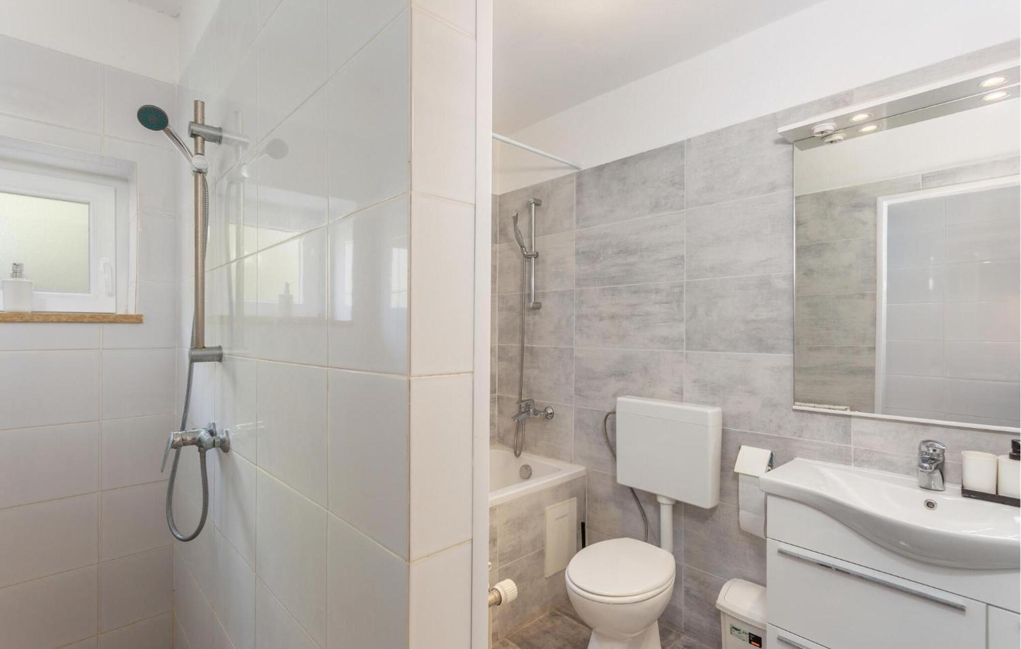 Awesome Home In Vrh With 5 Bedrooms, Wifi And Outdoor Swimming Pool Exterior foto